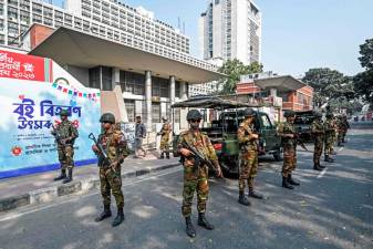 bangladesh-voting-going-on-with-sporadic-clashes,-leaving-one-reportedly-dead