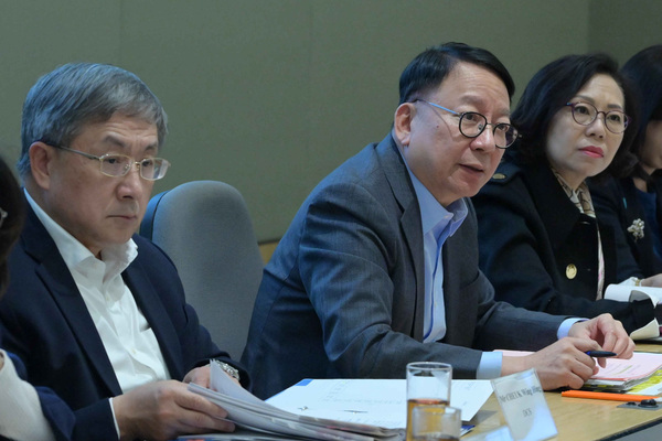 陳國基聽取18區區議會工作報告