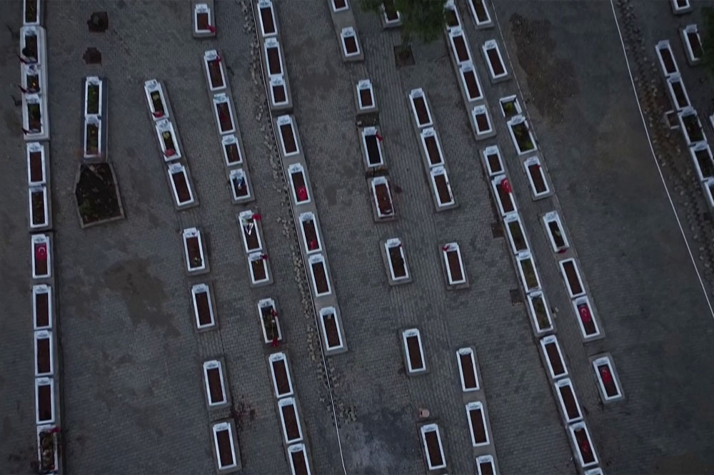 [watch]-cemetery-for-victims-of-the-devastating-earthquake,-one-year-on