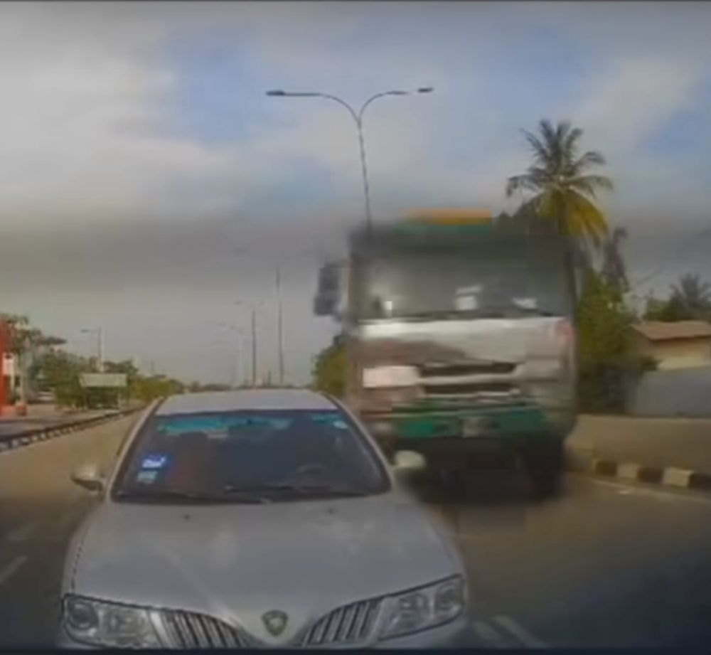 lorry-ploughs-into-6-vehicles,-one-injured