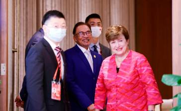 imf-chief-says-global-economy-shows-positive-momentum,-warns-of-risks