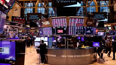 wall-street-equities-fall-with-interest-rates,-earnings-in-focus
