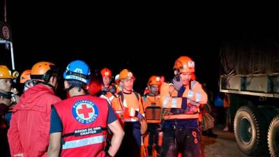 rescuers-use-bare-hands-to-search-for-philippine-landslide-survivors