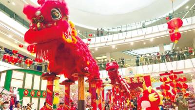 dynamic-dragon-and-lion-dancers