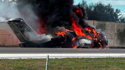2-dead-after-private-jet-crashes-onto-florida-highway