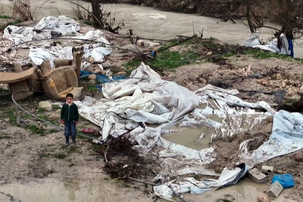 [watch]-heavy-rains-destroy-tents-of-displaced-in-northern-syria