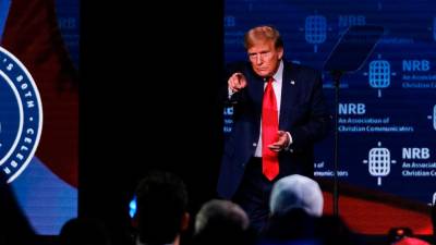 trump-tops-biden-in-us-2024-presidential-election,-survey-shows