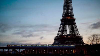 eiffel-tower-to-remain-closed-saturday-morning,-unions-say