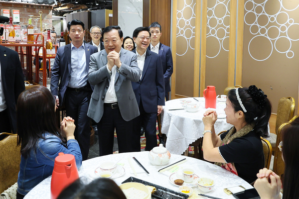 夏寶龍晤地區人士和區議員