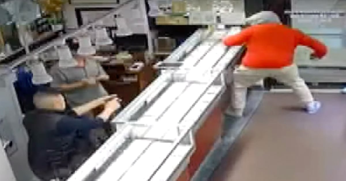 concealed-carry-holder-thwarts-robbery-attempt-on-chicago’s-jewelers-row