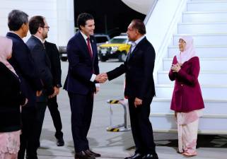 pm-anwar-arrives-in-melbourne-for-official-visit-to-australia