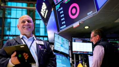 tech-heavy-nasdaq-leads-wall-street-lower-as-megacaps,-chips-slide
