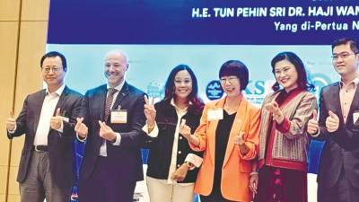 embrace-digital-banking-or-risk-being-replaced,-traditional-banks-told