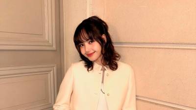 lisa-lights-up-the-white-lotus