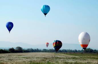 man-falls-to-death-from-hot-air-balloon-over-melbourne-suburb