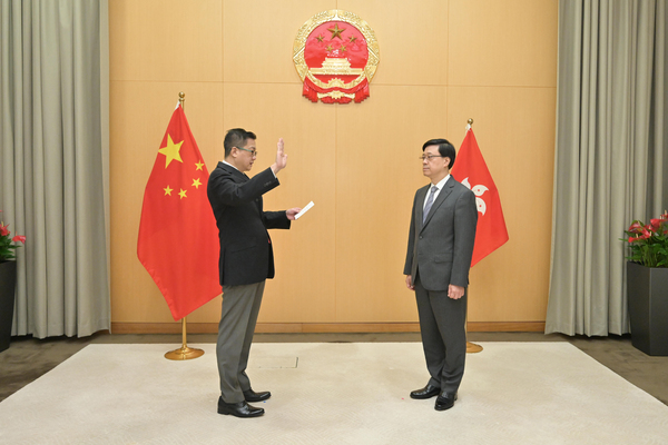 申訴專員宣誓擁護基本法效忠特區