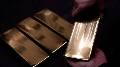 safe-haven-gold-snaps-record-highs,-heads-for-fourth-weekly-gain