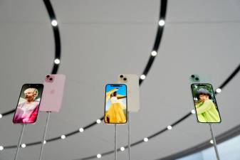 apple-loses-top-phonemaker-spot-to-samsung-as-iphone-shipments-drop,-idc-says
