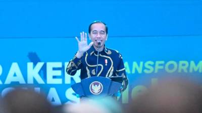 indonesia’s-jokowi-presents-electric-car-to-vocational-school-to-accelerate-innovation