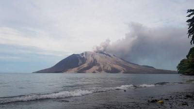 indonesia’s-ruang-volcano-erupts,-more-than-12,000-people-evacuated