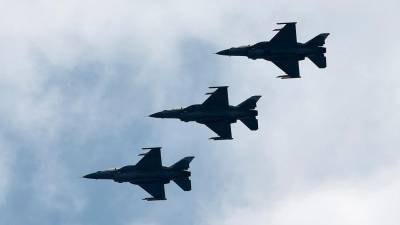 singapore-airforce-jet-crashes-following-takeoff,-pilot-suffers-injuries