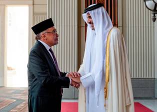 pm-anwar-accorded-official-welcome-in-qatar