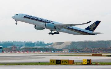 singapore-airlines-flight-makes-emergency-landing-in-bangkok,-one-dead,-30-injuries-reported
