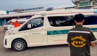 singapore-airlines-flight-hit-air-pocket,-7-critically-wounded,-airport-official-says