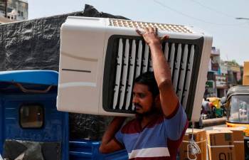 indians-battle-intense-heat-with-‘mad-rush’-for-air-conditioners,-beer