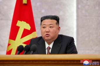 n-korean-leader-kim-jong-un’s-solo-portrait-pin-spotted-on-officials-for-first-time