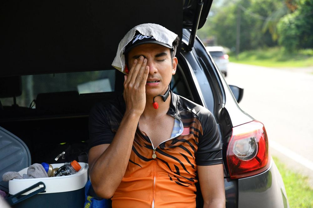 syed-saddiq-completes-200km-run,-raising-rm160,000-for-muar