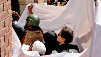 wife-of-pakistan’s-imran-khan-gets-bail-in-graft-case,-media-say