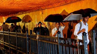 heavy-rains-in-india’s-mumbai-disrupt-transport,-force-schools-to-close