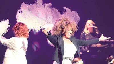 tina-turner-tribute-show-dazzles-kl