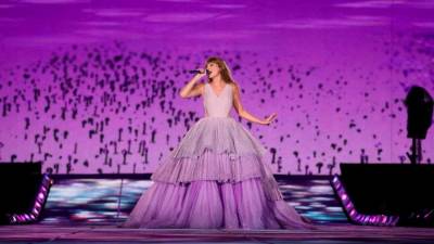 swifties-enjoy-eras-tour-show-from-hill