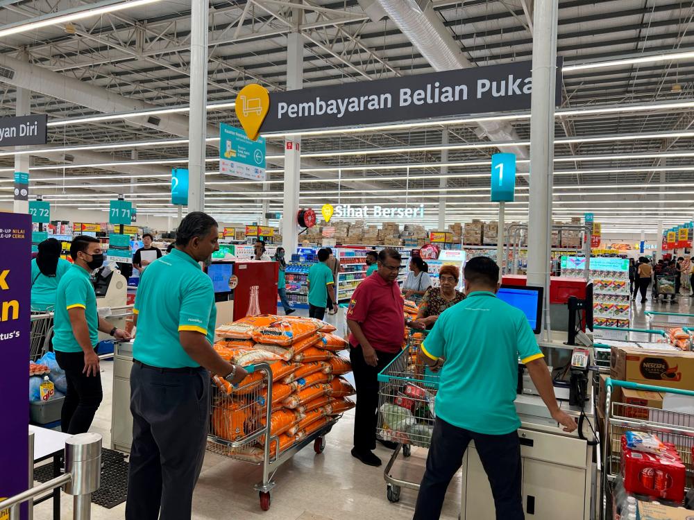 lotus’s-malaysia-opens-its-first-hybrid-store