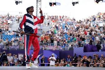 snoop-dogg-opens-olympic-breakdancing-with-‘drop-it-like-it’s-hot’