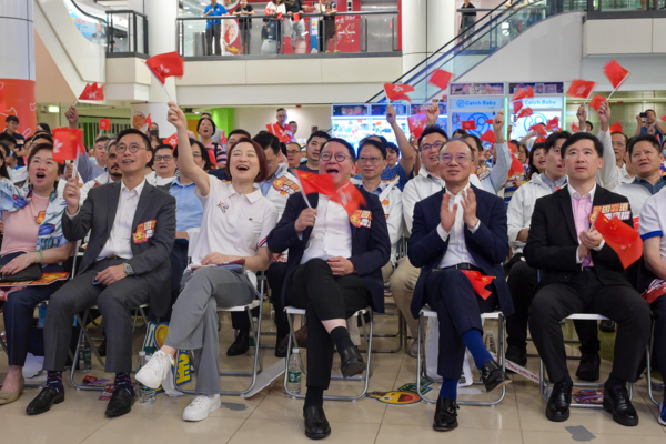 陳國基觀看奧運直播為國家隊打氣