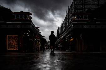 powerful-typhoon-veers-east-of-tokyo,-disrupts-holiday-travel