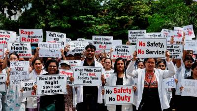 indian-doctors-begin-24-hour-strike-to-protest-brutal-rape-of-medic