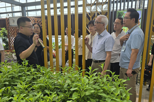 謝展寰訪江蘇省科技漁農產業設施