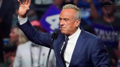 rfk-jr-ends-us-presidential-campaign,-endorses-trump