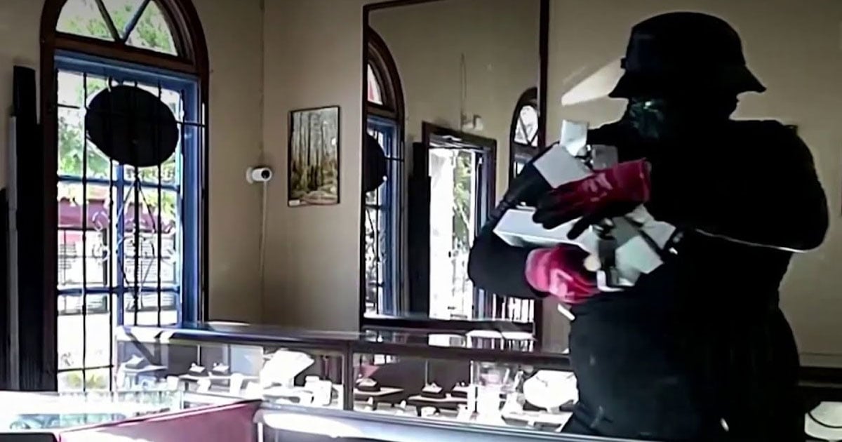 jewelry-store-owner-fires-warning-shot-during-smash-and-grab-robbery-in-rancho-bernardo