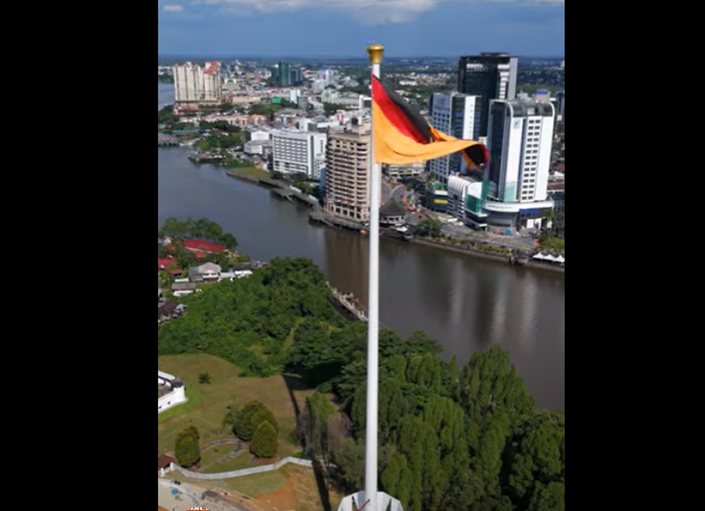 sarawak-flag-on-controversial-rm30-mil-flagpole-blown-into-river