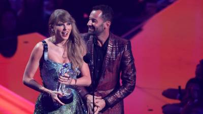 taylor-swift-wins-seven-mtv-video-music-awards-trophies