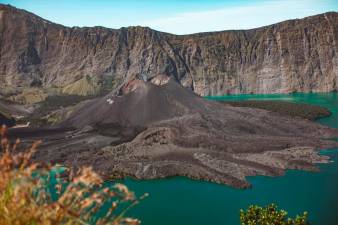 sar-team-uses-drone-to-search-for-russian-climber-missing-in-indonesia’s-mount-rinjani