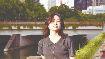 singaporean-singer-alicia-dc-drops-new-song-circles