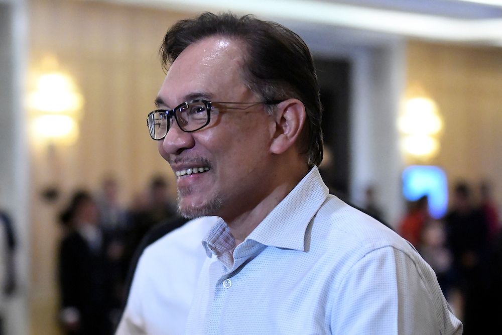 anwar-to-consider-land-title-request-of-felda-lahad-datu-folks