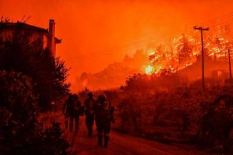 two-killed-fighting-wildfire-in-greece