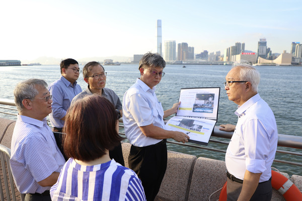 謝展寰視察改善維港沿岸氣味工作